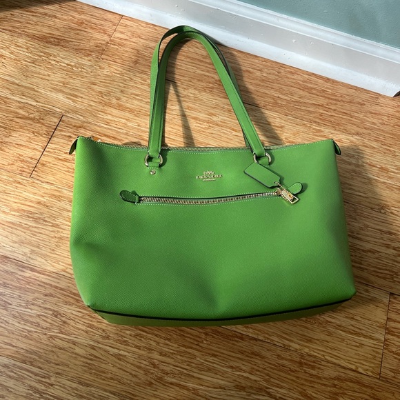Green Coach Shoulder Bag - Picture 4 of 10